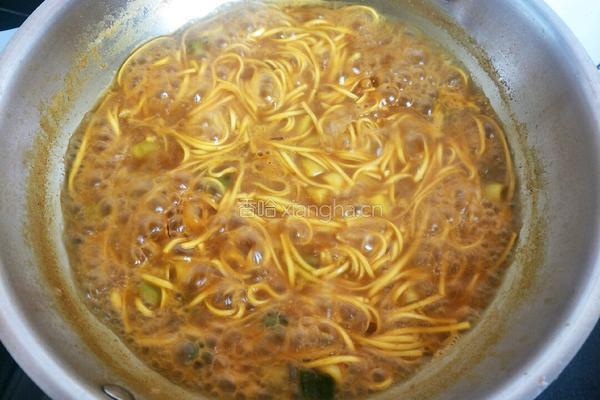 咖喱土豆鸡蛋面的做法图解7