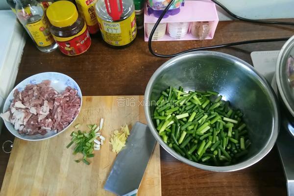 蒜苔炒肉的做法图解1
