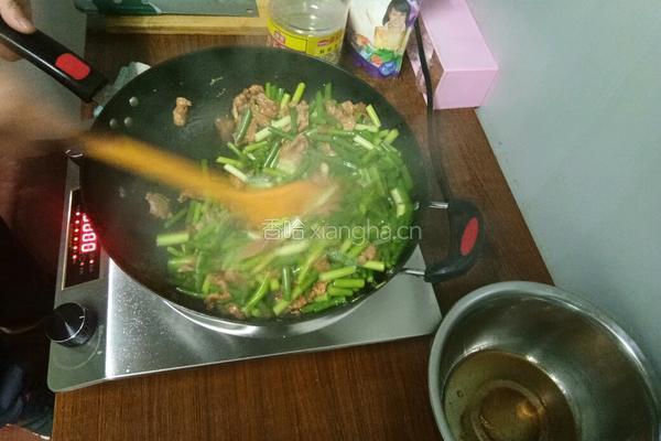 蒜苔炒肉的做法图解3