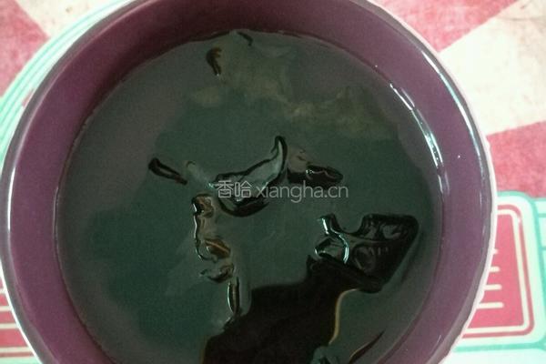 洋葱拌木耳的做法图解2
