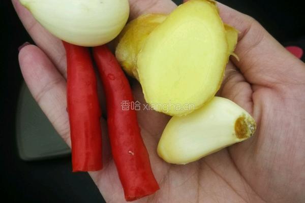 五花肉炖豆角土豆的做法图解2