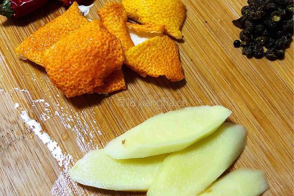 腊猪蹄炖土豆果的做法图解3
