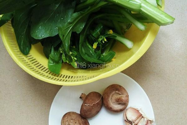 香菇炒青菜的做法图解1