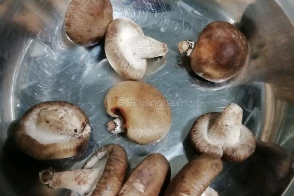 南瓜炖香菇的做法图解2