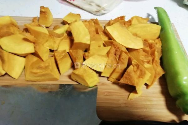 南瓜炖香菇的做法图解1