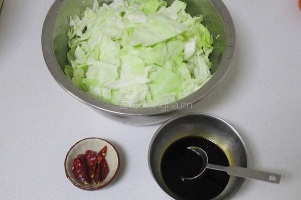 酸辣手撕包菜的做法图解2