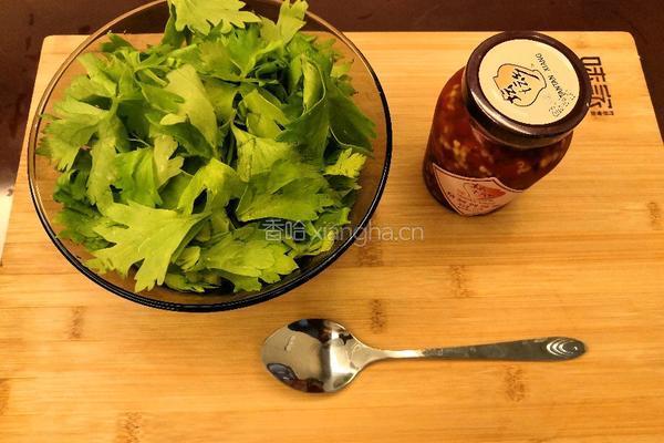 剁椒芹菜叶的做法图解1