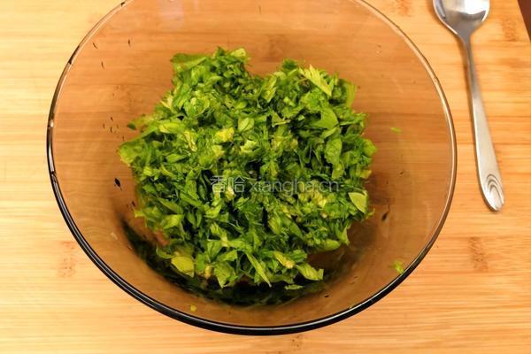 剁椒芹菜叶的做法图解2