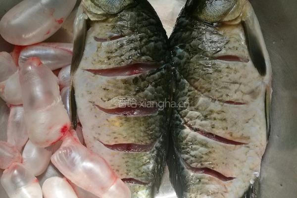 鲫鱼贴饼的做法图解1