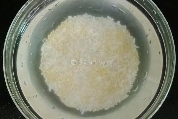 双米小黄粥 (宝宝辅食）的做法图解1