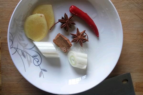 酸菜汆白肉的做法图解1