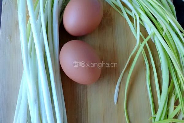 蒜苗炒鸡蛋的做法图解1