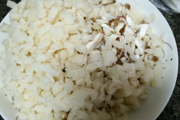 香菇莲藕瘦肉抄手的做法图解1