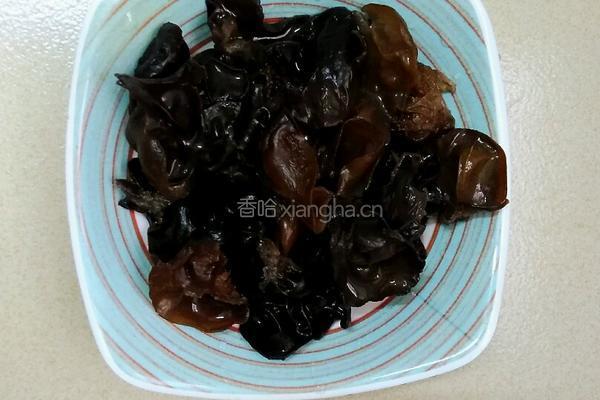 木耳炒青瓜胡萝卜的做法图解2