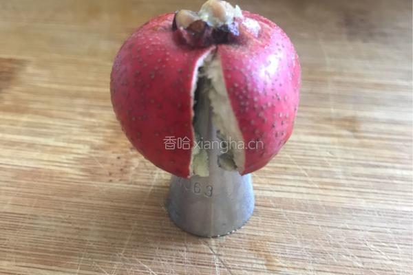 山楂果酱之去核的做法图解3