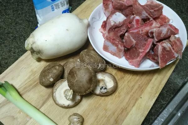 白萝卜香菇扇子骨汤的做法图解1