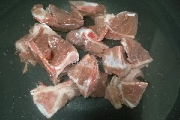 白萝卜香菇扇子骨汤的做法图解2