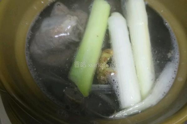 白萝卜香菇扇子骨汤的做法图解3
