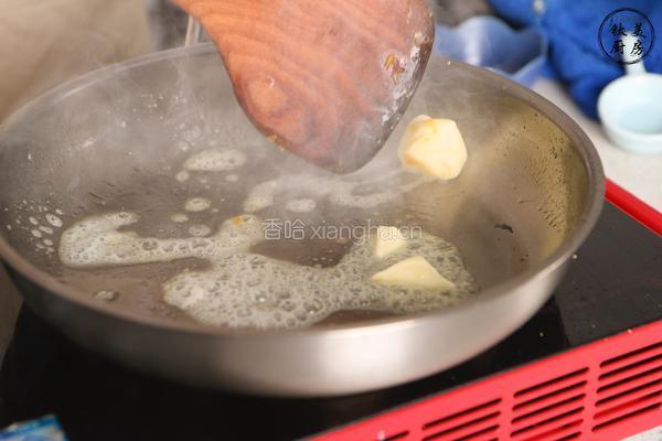 大秀厨艺只需要咸蛋黄来助攻！超好吃的咸蛋黄虾仁豆腐~的做法图解8