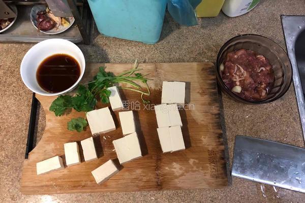 豆腐炒肉丝的做法图解1