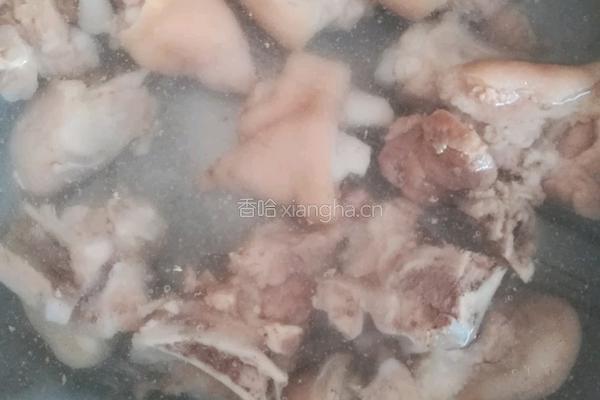 卤猪蹄的做法图解1