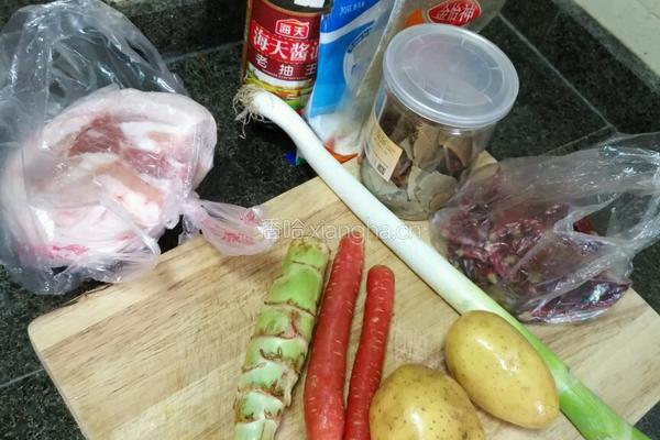 莴笋土豆胡萝卜烧五花肉的做法图解1