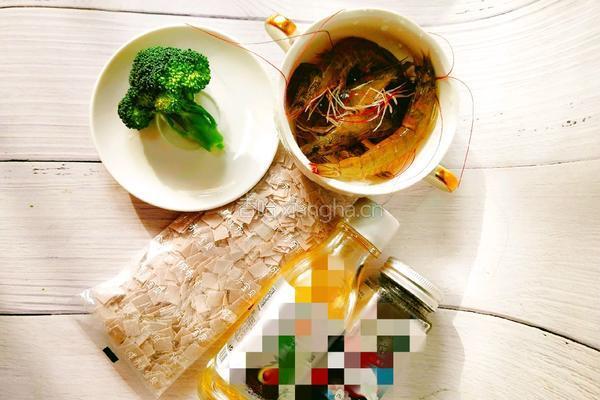 鲜虾杂粮面的做法图解1