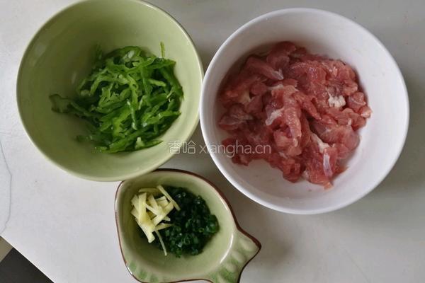 青椒炒肉丝的做法图解1