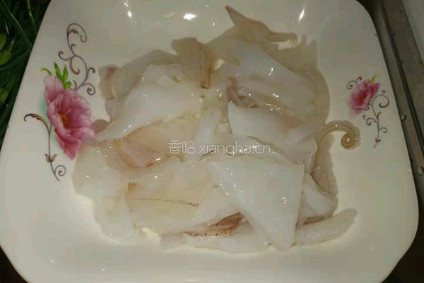 韭菜花炒鱿鱼的做法图解1