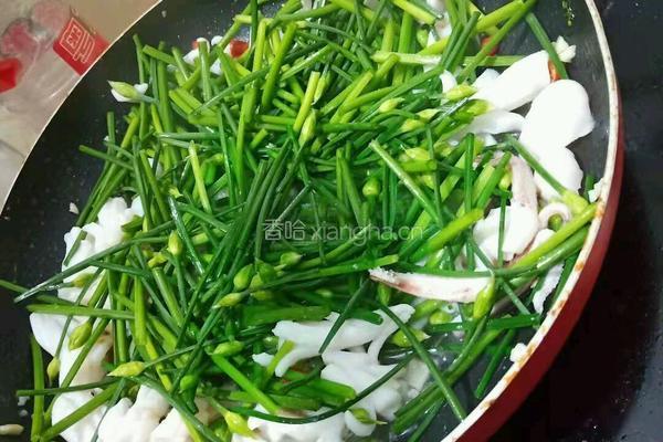 韭菜花炒鱿鱼的做法图解3
