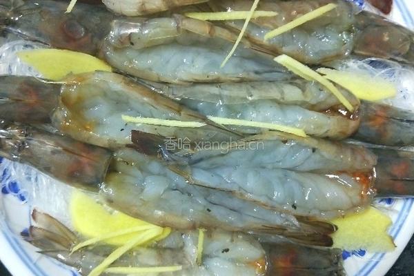 蒜蓉粉丝蒸大虾的做法图解2