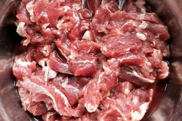 黑蒜蒸牛肉的做法图解1