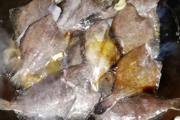 红烧鼓眼鱼（木叶鲽）的做法图解3