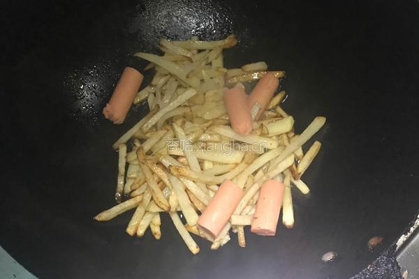 薯条香肠的做法图解2