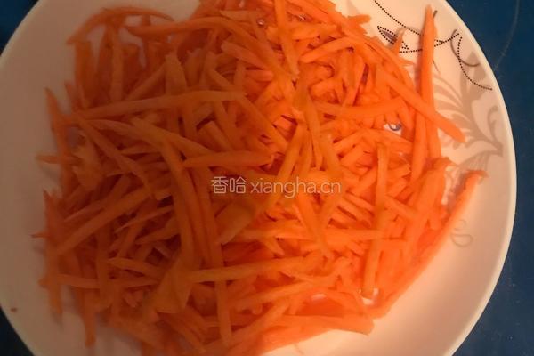 胡萝卜木耳炒肉的做法图解1