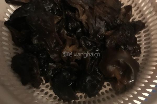 胡萝卜木耳炒肉的做法图解2