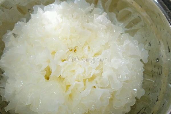 新鲜银耳汤的做法图解1