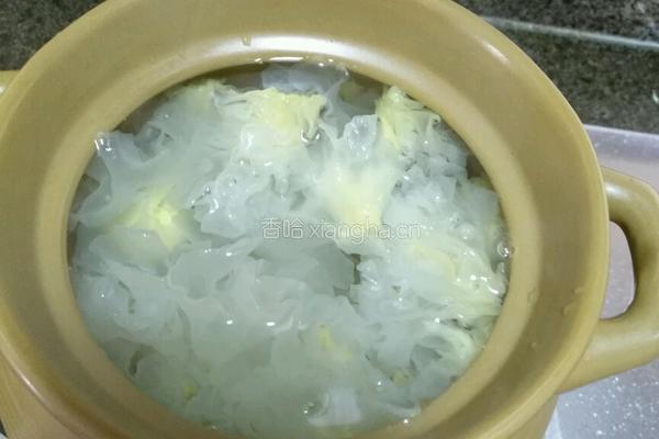 新鲜银耳汤的做法图解3