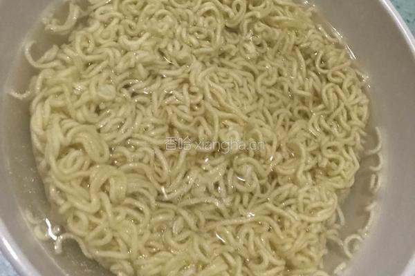 泡面香菜的做法图解1