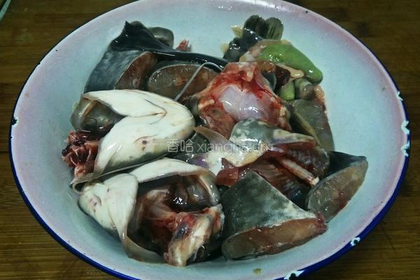 平菇豆腐滑鲶鱼的做法图解2