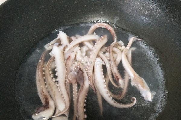 辣椒炒鱿鱼须的做法图解2