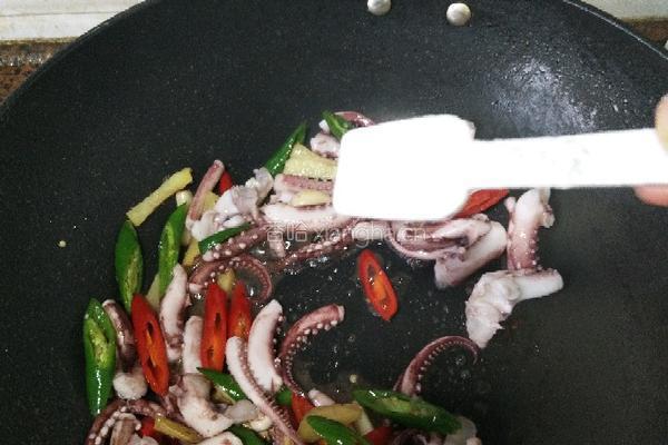 辣椒炒鱿鱼须的做法图解9