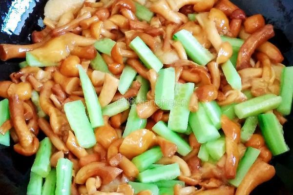 滑子菇炒青瓜的做法图解5