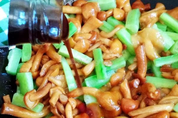 滑子菇炒青瓜的做法图解6