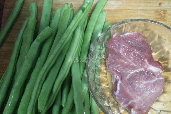 肉末炒四季豆的做法图解1
