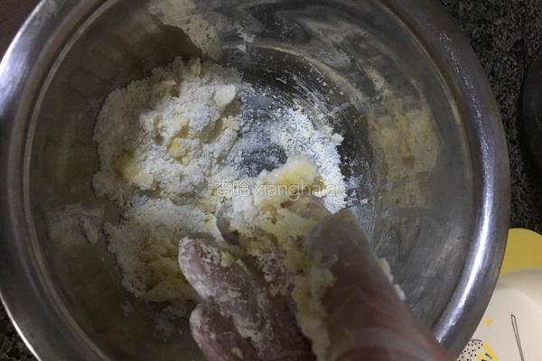 酥粒辫子豆沙面包的做法图解2