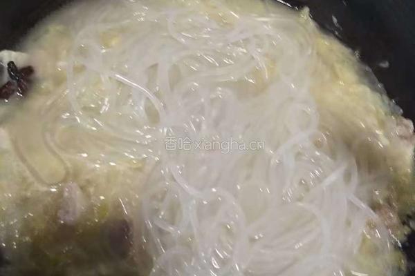 五花肉炖酸菜的做法图解10