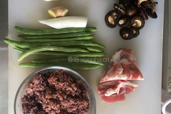 香菇五花肉豆角炒黑米饭的做法图解1