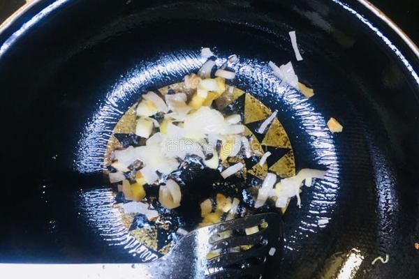 香菇五花肉豆角炒黑米饭的做法图解3