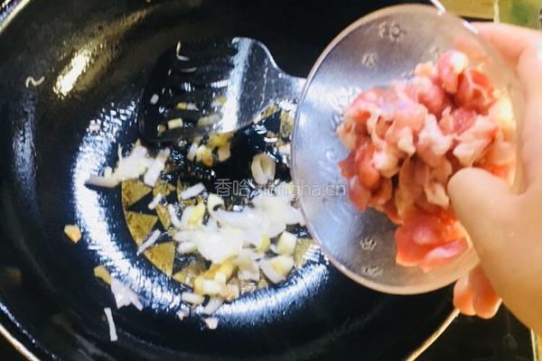 香菇五花肉豆角炒黑米饭的做法图解4